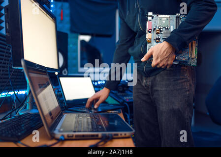 Computer engineer hält PC-Motherboard Stockfoto