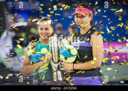 Chinesische Tennisprofis Duan Yingying, rechts, und Russische Tennisprofis Veronika Kudermetova, Links, sind bei der Verleihung Cere Stockfoto