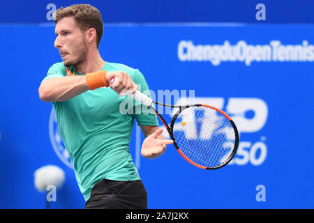 Pablo Carreno Busta Spaniens wird die Kugel gegen Alexander Bublik Kasachstans an der Endrunde der Herren Einzel an ATP2019 Öffnen in Chengdu Chengdu cit Stockfoto