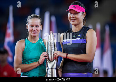 Chinesische Tennisprofis Duan Yingying, rechts, und Russische Tennisprofis Veronika Kudermetova, Links, sind bei der Verleihung Cere Stockfoto