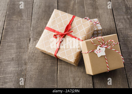 Verschiedene Geschenkboxen mit rotem Band und Garn auf hölzernen Hintergrund eingerichtet. Weihnachten oder Valentinstag Vorbereitung. Kopieren Sie Platz. Stockfoto