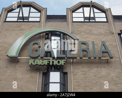 BONN, Deutschland - ca. August 2019: Galeria Kaufhof Zeichen Stockfoto