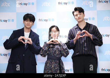 (Von links) Koreanische Sänger und Schauspieler Ong Seong-Wu, Schauspielerin Kim Hyang-gi und Schauspieler und Model Shin Seung-ho besuchen eine Pressekonferenz für die neue TV-s Stockfoto