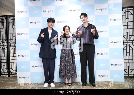 (Von links) Koreanische Sänger und Schauspieler Ong Seong-Wu, Schauspielerin Kim Hyang-gi und Schauspieler und Model Shin Seung-ho besuchen eine Pressekonferenz für die neue TV-s Stockfoto