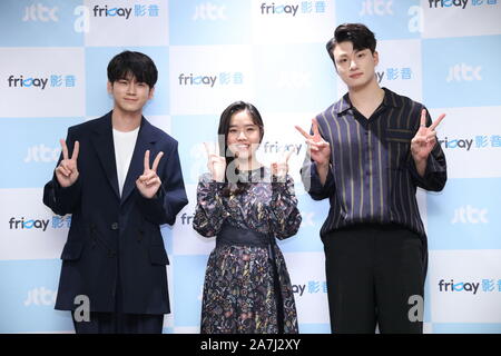 (Von links) Koreanische Sänger und Schauspieler Ong Seong-Wu, Schauspielerin Kim Hyang-gi und Schauspieler und Model Shin Seung-ho besuchen eine Pressekonferenz für die neue TV-s Stockfoto