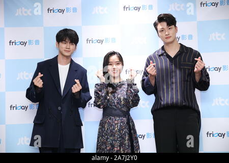 (Von links) Koreanische Sänger und Schauspieler Ong Seong-Wu, Schauspielerin Kim Hyang-gi und Schauspieler und Model Shin Seung-ho besuchen eine Pressekonferenz für die neue TV-s Stockfoto