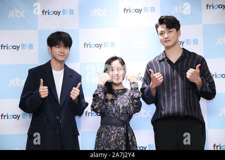 (Von links) Koreanische Sänger und Schauspieler Ong Seong-Wu, Schauspielerin Kim Hyang-gi und Schauspieler und Model Shin Seung-ho besuchen eine Pressekonferenz für die neue TV-s Stockfoto