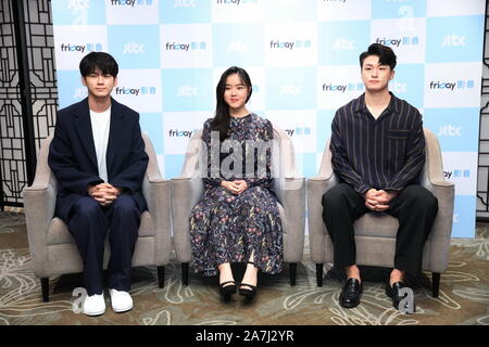 (Von links) Koreanische Sänger und Schauspieler Ong Seong-Wu, Schauspielerin Kim Hyang-gi und Schauspieler und Model Shin Seung-ho besuchen eine Pressekonferenz für die neue TV-s Stockfoto