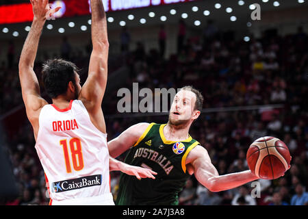 Joe Ingles von Australien, rechts, passt den Ball am Spanien vs Australien Halbfinale 2019 FIBA Basketball-WM in Peking, China, 13. September 2 Stockfoto