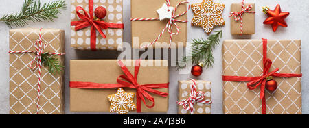 Sammlung von Weihnachten Geschenkboxen, Spielzeug und Dekoration auf hellgrauem Hintergrund. Xmas Vorbereitung Konzept. Banner. Stockfoto