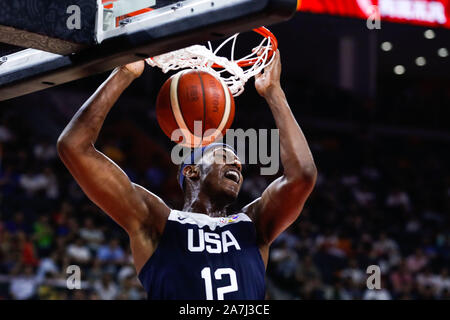 Myles Turner der USA taucht während der 5.-8. Klassifizierung Runde gegen Serbien der FIBA Basketball-WM in Dongguan, South China Guangdo Stockfoto