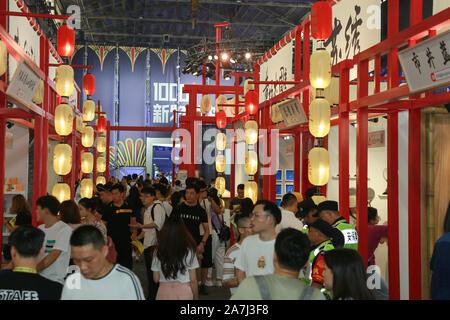 Die Besucher werden durch neuartige Produkte zu Taobao Teekocher Festival durch Taobao, einem chinesischen Online shopping Website von Alibaba Group im Besitz angezogen, in Hangzho Stockfoto