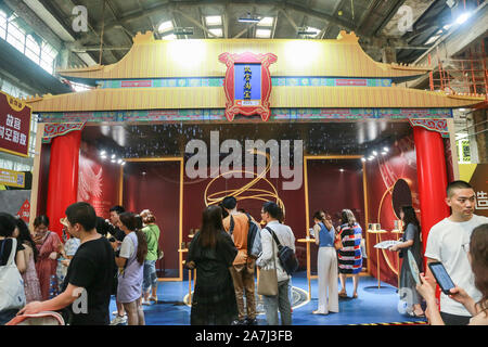 Die Besucher werden durch neuartige Produkte zu Taobao Teekocher Festival durch Taobao, einem chinesischen Online shopping Website von Alibaba Group im Besitz angezogen, in Hangzho Stockfoto