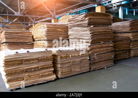 Gestapelte Sperrholz und Holzbrett Produkte gegen De-fokussierte verschwommen Stück industrial warehouse Storage am Produktionsstandort. Kopieren Sie Platz. Selektive f Stockfoto