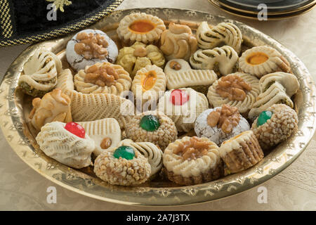 Vielfalt der traditionellen festlichen Marokkanischen Cookies auf einer Tajine Schale Stockfoto