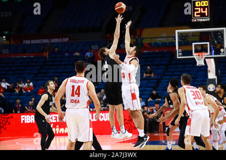 Montenegrinische professioneller Basketballspieler Nikola Vucevic der Republik Montenegro Basketball-nationalmannschaft, Oben rechts, springt die Kugel zu erhalten Stockfoto