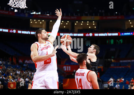 Montenegrinische professioneller Basketballspieler Nikola Vucevic der Republik Montenegro Basketball-nationalmannschaft, Links, springt die Kugel am zu stoppen Stockfoto