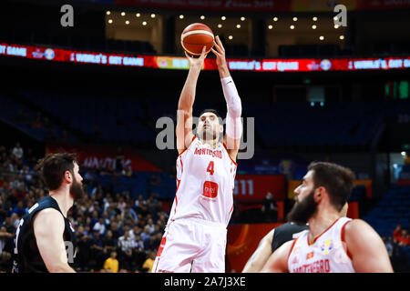 Montenegrinische professioneller Basketballspieler Nikola Vucevic der Republik Montenegro Basketball-nationalmannschaft, Mitte, springt in die Kerbe an der 2. Stockfoto