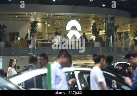 ---- Leute besuchen Sie den Stand von NIO während des 18. Shanghai Internationalen Automobil- Ausstellung, die auch als Auto Shanghai 2019, in Shan bekannt Stockfoto