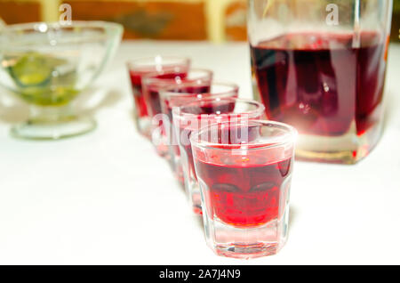 Schüsse in bar mit roten Likör Stockfoto