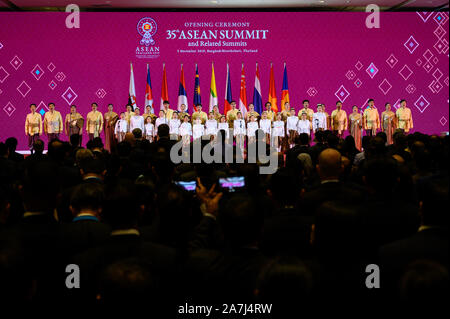 Bangkok, Thailand. 3. November, 2019. Darsteller singen bei der Eröffnung der 35. Gipfel der Vereinigung Südostasiatischer Nationen (ASEAN) und der damit verbundenen Gipfeltreffen in Bangkok, Thailand, November 3, 2019. Die 35. ASEAN-Gipfeltreffen und der damit verbundenen Gipfeln aus hier am Sonntag getreten Mit den Multilateralismus und die Konnektivität im Mittelpunkt. Credit: Zhu Wei/Xinhua/Alamy leben Nachrichten Stockfoto