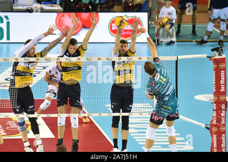 Spike atanasijevic Aleksandar (Sir Sicherheit conad Perugia) Block zaytsev Ivan (leo Schuhe Modena) christenson Micha (leo Schuhe Modena) anderson Matthew ( Stockfoto