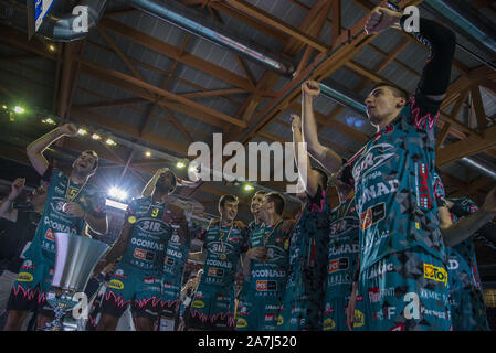 Spieler von Sir Sicherheit conad Perugia mit la Coppa salutano Fans während der Endrunden - Sir-Sicherheit Perugia vs Modena Volley, Civitanova Marche, Italien, 02. Nov. Stockfoto