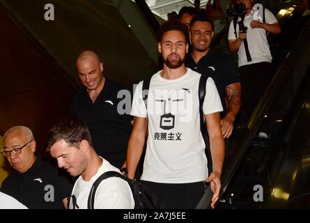 American professional Basketball player Klay Thompson, Mitte, wird von begeisterten Fans bei der Ankunft in Shanghai Pudong International Airpor umgeben Stockfoto