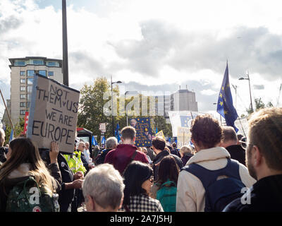 LONDON, UK, 19. Oktober 2019: Abstimmung der März, anti-Brexit Demonstranten wave EU-Flaggen und Plakaten bleiben Stockfoto