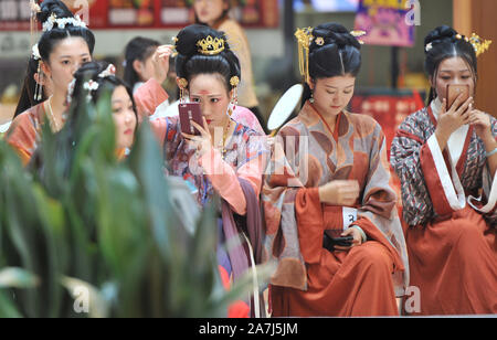 Schönheiten Dressing in alten chinesischen Kleidung vorbereiten zu demonstrieren und während der alten chinesischen Kleidung beauty Pageant in Shenyang City durchführen, n Stockfoto