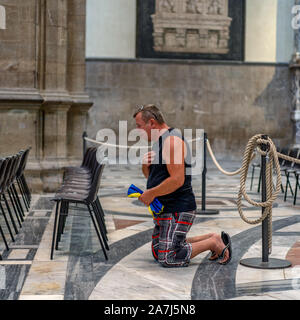 Florenz, Italien - 26 August, 2018: ein Mann betet während der Messe Service in Il Duomo, Kathedrale von Santa Maria Del Fiore Stockfoto