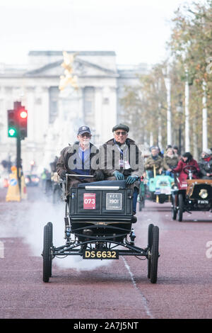 Oldtimer pass in Constitution Hill als Teil Bonhams London nach Brighton Veteran Car Run, der am längsten laufenden Autofahren Ereignis in der Welt, die erstmals in 1896 laufen, und hat in den meisten Jahren seit der ersten Revival 1927. Amer ghazzal/Alamy leben Nachrichten genommen Stockfoto