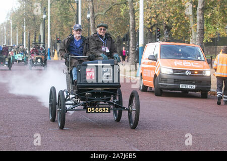 London, Großbritannien. 3. November 2019. Oldtimer zurück 1905 pass in die Mall zu vor als Teil Bonhams London nach Brighton Veteran Car Run, der am längsten laufenden Autofahren Ereignis in der Welt, die erstmals in 1896 laufen, und hat in den meisten Jahren seit der ersten Revival 1927. Amer ghazzal/Alamy leben Nachrichten genommen Stockfoto