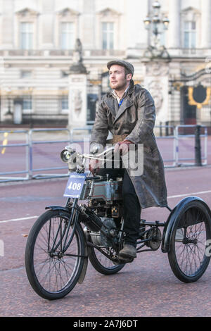 London, Großbritannien. 3. November 2019. Oldtimer zurück 1905 pass in die Mall zu vor als Teil Bonhams London nach Brighton Veteran Car Run, der am längsten laufenden Autofahren Ereignis in der Welt, die erstmals in 1896 laufen, und hat in den meisten Jahren seit der ersten Revival 1927. Amer ghazzal/Alamy leben Nachrichten genommen Stockfoto