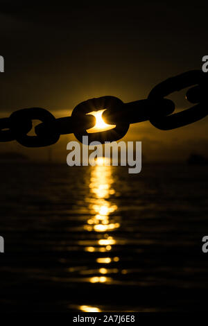 Ein paar Leute in den Schatten fotografieren der Sonnenuntergang Stockfoto