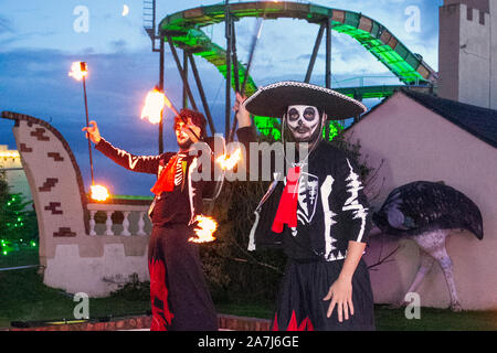 „Bring on the Fire Project“ beim Day of the Dead Festival – November ist der Austragungsmonat von Mexikos Day of the Dead – und Southport Pleasureland hat die gruselige mexikanische Feier mit einer explosiven Farbkaskade und Mustern, die beim Tanzen geschaffen wurden, mit einer ganz eigenen Note gestaltet Und sich mit Licht und lebendiger Freude in einem Fest für die Sinne bewegen. Eine Menge fantastischer Unterhaltung und Feiern brachte Tausende von Touristen in das Resort, um das Spektakel zu genießen. Stockfoto