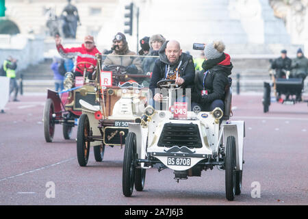 London, Großbritannien. 3. November 2019. Oldtimer zurück 1905 pass in die Mall zu vor als Teil Bonhams London nach Brighton Veteran Car Run, der am längsten laufenden Autofahren Ereignis in der Welt, die erstmals in 1896 laufen, und hat in den meisten Jahren seit der ersten Revival 1927. Amer ghazzal/Alamy leben Nachrichten genommen Stockfoto