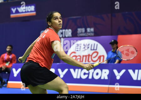 Indische professionelle Badmintonspieler Saina Nehwal konkurriert gegen Thai professionelle Badminton Spieler Busanan Ongbamrungphan an der ersten Runde der Wom Stockfoto