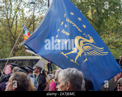 LONDON, UK, 19. Oktober 2019: Abstimmung der März, anti-Brexit Demonstranten wave EU-Flaggen und Plakaten bleiben Stockfoto