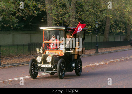 London, Großbritannien. 3. November 2019. Oldtimer zurück 1905 weiter Constitution Hill vor, als Teil Bonhams London nach Brighton Veteran Car Run, der am längsten laufenden Autofahren Ereignis in der Welt, die erstmals in 1896 laufen, und hat in den meisten Jahren seit der ersten Revival 1927. Amer ghazzal/Alamy leben Nachrichten genommen Stockfoto