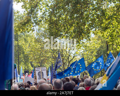 LONDON, UK, 19. Oktober 2019: Abstimmung der März, anti-Brexit Demonstranten wave EU-Flaggen und Plakaten bleiben Stockfoto