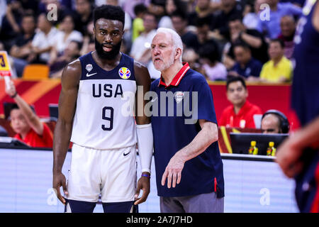 Gregg Popovich, Trainer der USA, rechts, spricht mit Jaylen Braun von den USA, Links, während der FIBA Basketball WM 2019 Viertelfinale Match zwischen der Stockfoto