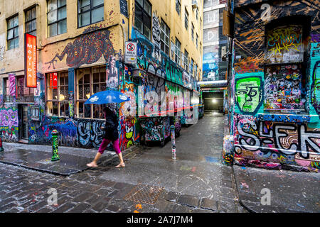 02 Nov 19. Melbourne, Victoria, Australien. Hosier Lane in Melbourne ist voll von Street Art und zieht Touristen und Einheimischen. Stockfoto