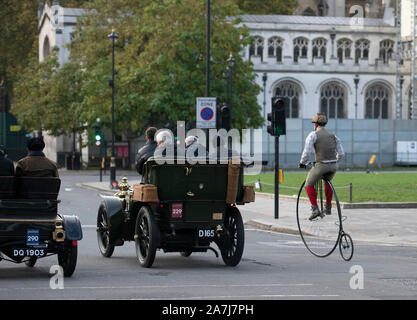 Whitehall, London, UK. 3. November 2019. Der 123. Jahrestag Bonhams London nach Brighton Veteran Car Run Marktteilnehmer Parliament Square am frühen Morgen auf ihren 60 km Fahrt an die Südküste. Credit: Malcolm Park/Alamy Leben Nachrichten. Stockfoto