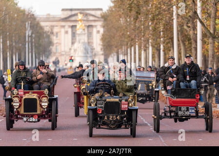 Die London nach Brighton Veteran Car Run ist die älteste fahrende Ereignis in der Welt mit dem ersten statt im Jahre 1896 organisierte die Verabschiedung des Gesetzes, dass Aktiviert' Licht Lokomotiven" bei Geschwindigkeiten über 4 mph zu reisen und entfernt die Anforderung für einen Mann vor mit einer Flagge zu feiern. Autos in die Veranstaltung muss vor 1905 gebaut haben. Von Hyde Park in der Morgendämmerung die Fahrzeuge durch London gereist bevor in Richtung Süden. Auto 221 1903 Clement. Auto 239 1904 Peugeot. Auto 236 1904 c National Electric. Die Mall Stockfoto