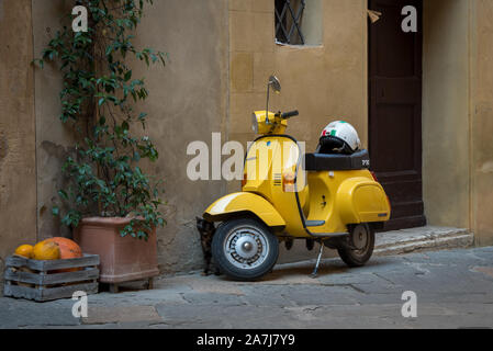 Glänzend gelb stilvolle Motorrad außerhalb einer italienischen Haus Stockfoto