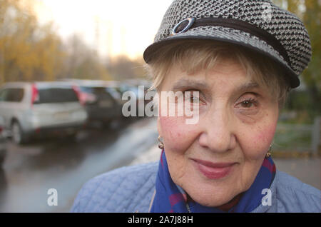 Kopf und Schultern Outdoor Portrait Of Happy älterer Frauen auf der Straße stellen Stockfoto