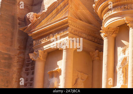 Spalten und Dach carfed in Steinen das Kloster (aka Al-Khazneh) Fassade in Petra zu erstellen. Die Fassade mit allen Details ist sehr gut erhalten der letzten Stockfoto