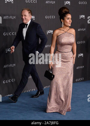 Los Angeles, USA. 2 Nov, 2019. Schauspielerin Salma Hayek und ihr Ehemann, französischer Geschäftsmann Franois-Henri Pinault nehmen an der 9. jährlichen LACMA Kunst Film Gala zu Ehren Betye Saar und Alfonso Cuaron im Los Angeles County Museum der Kunst in Los Angeles am Freitag, 2. November 2019. Foto von Jim Ruymen/UPI Quelle: UPI/Alamy leben Nachrichten Stockfoto