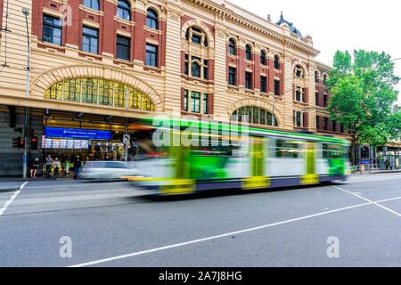 Eine Tram Flinders Station in der Innenstadt von Melbourne, Victoria, Australien Stockfoto